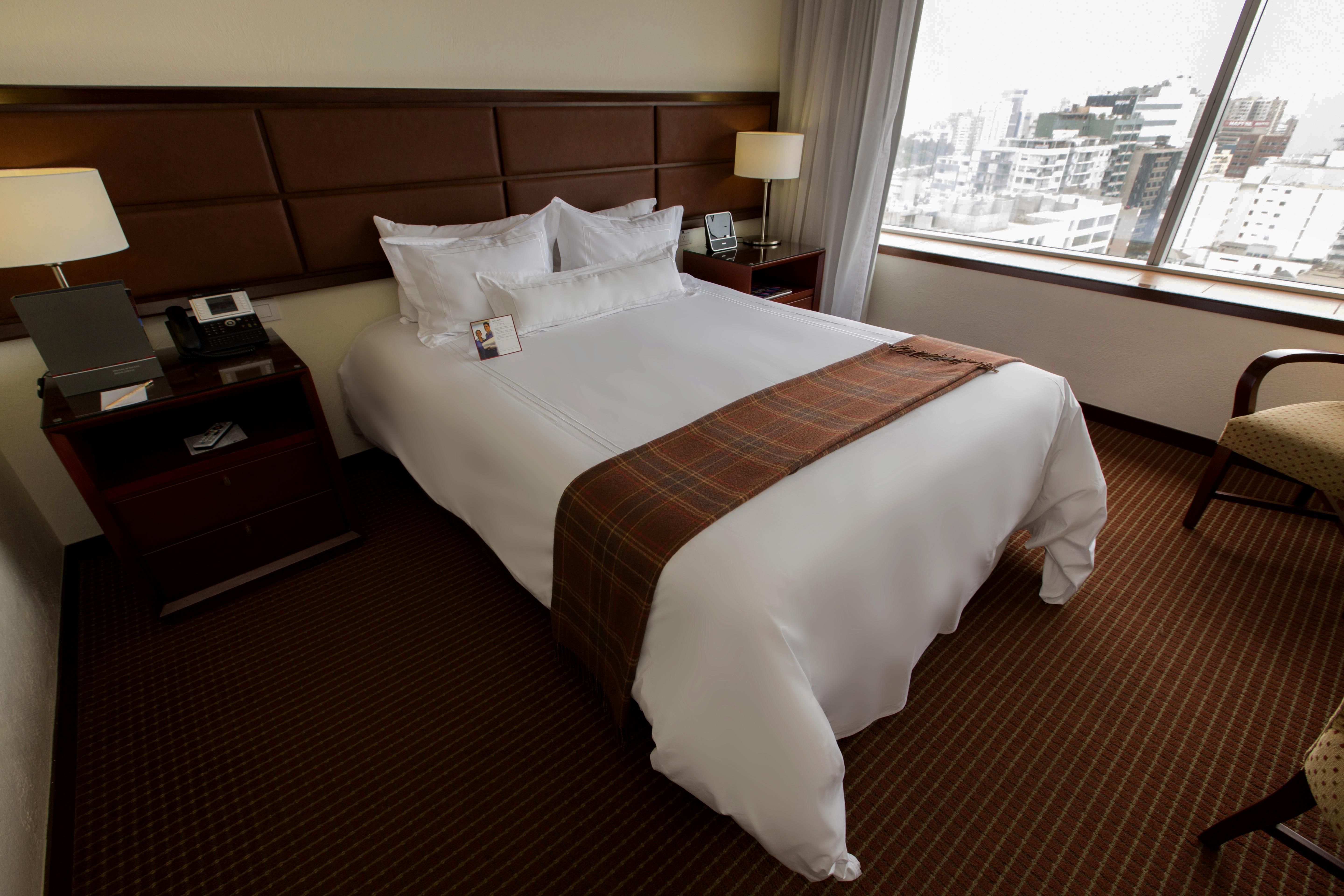 米拉弗洛雷斯安迪纳高级酒店 利马 外观 照片 A bed