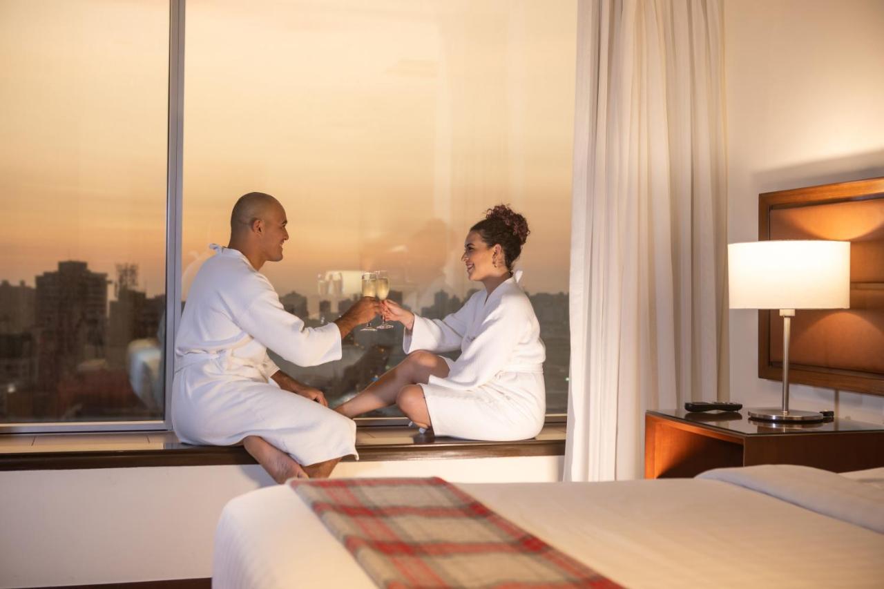 米拉弗洛雷斯安迪纳高级酒店 利马 外观 照片 A couple in a hotel room
