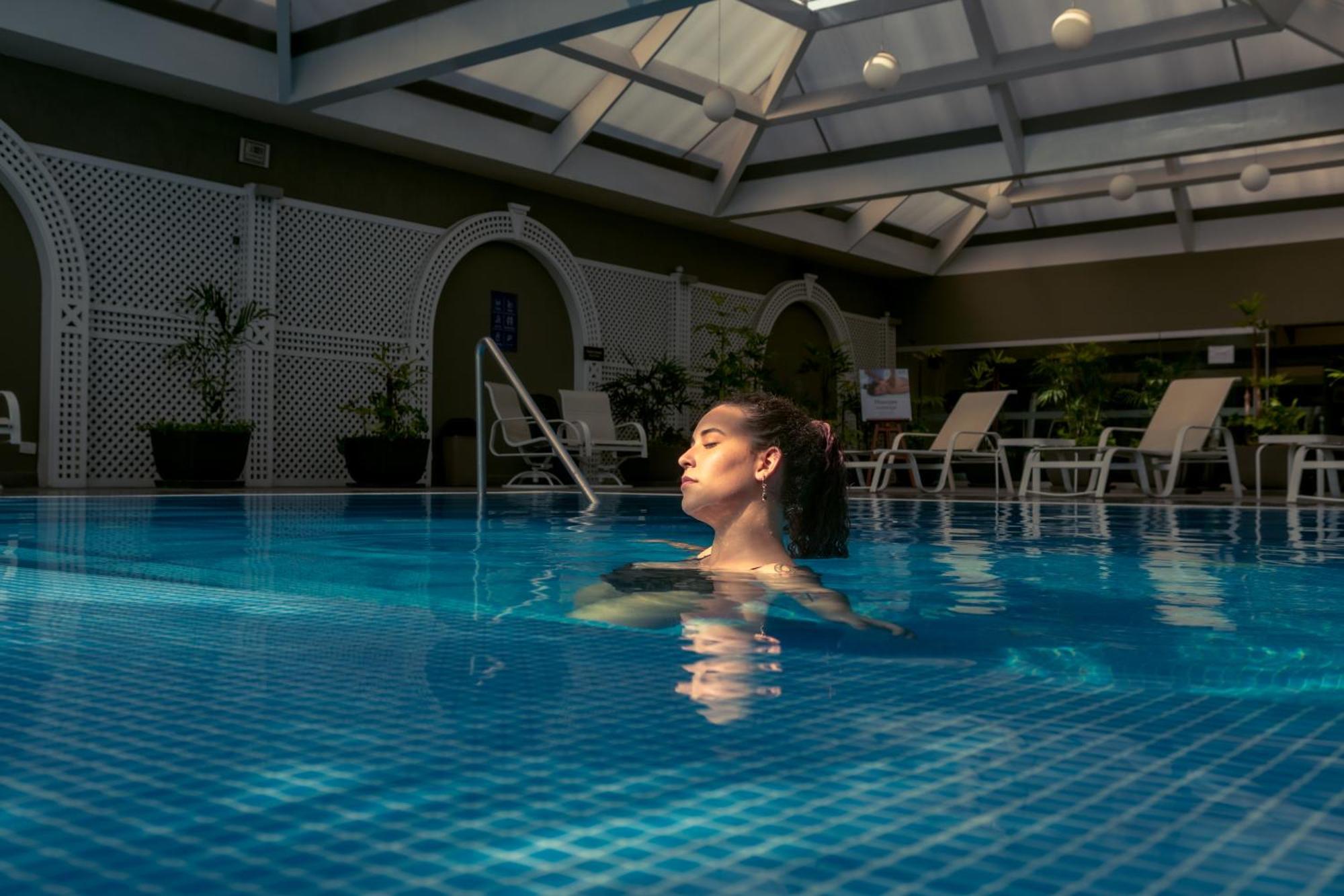 米拉弗洛雷斯安迪纳高级酒店 利马 外观 照片 A woman swimming in a pool