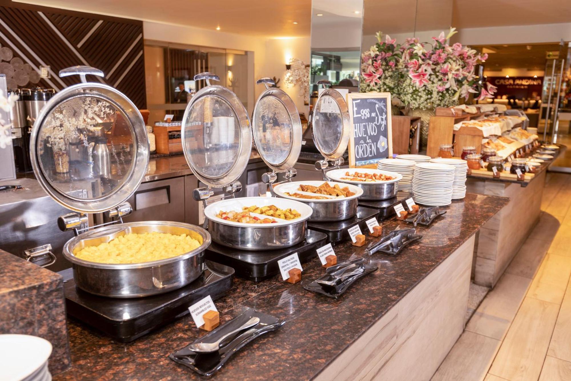 米拉弗洛雷斯安迪纳高级酒店 利马 外观 照片 A buffet at a hotel