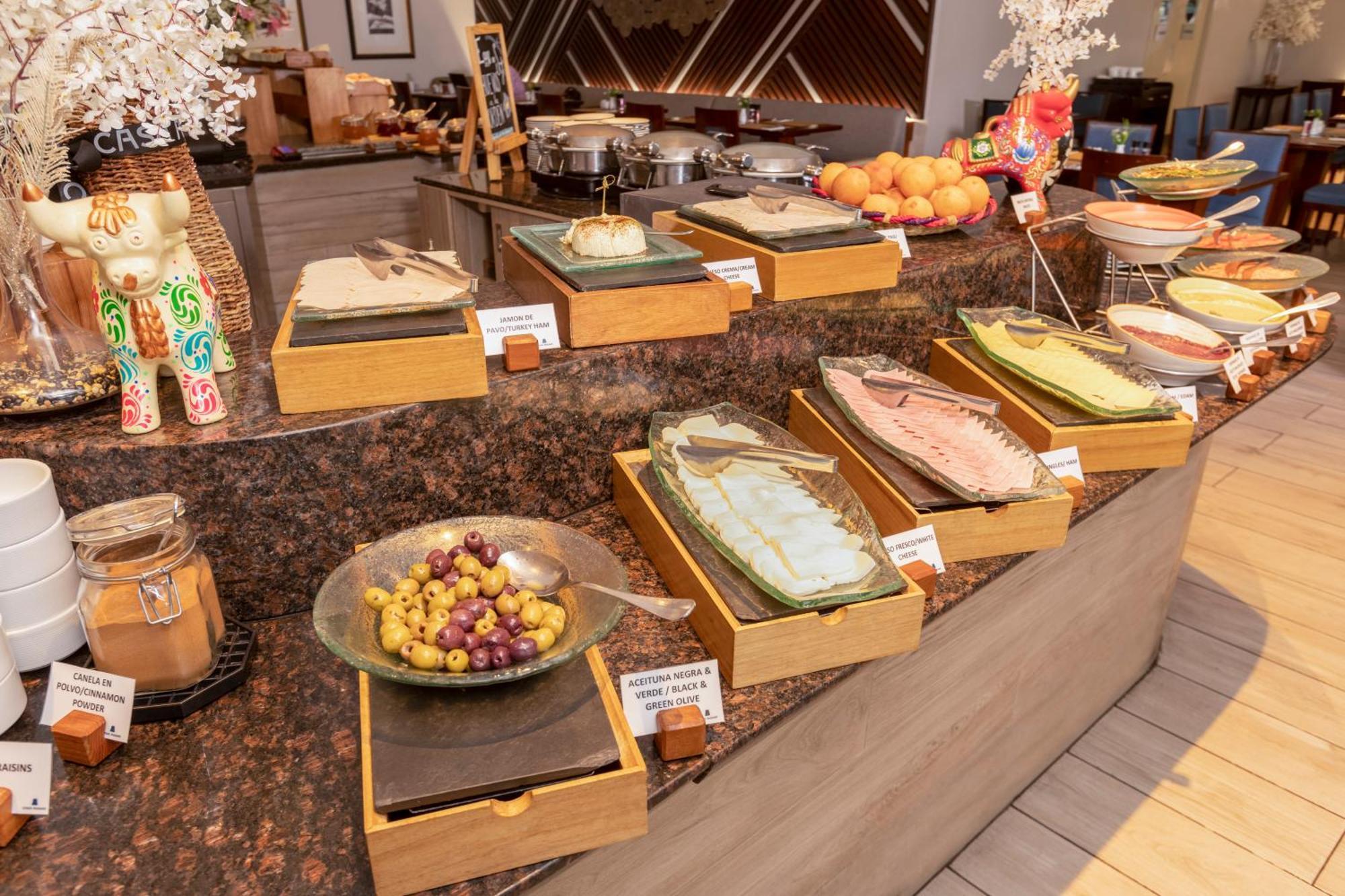 米拉弗洛雷斯安迪纳高级酒店 利马 外观 照片 A buffet at a hotel