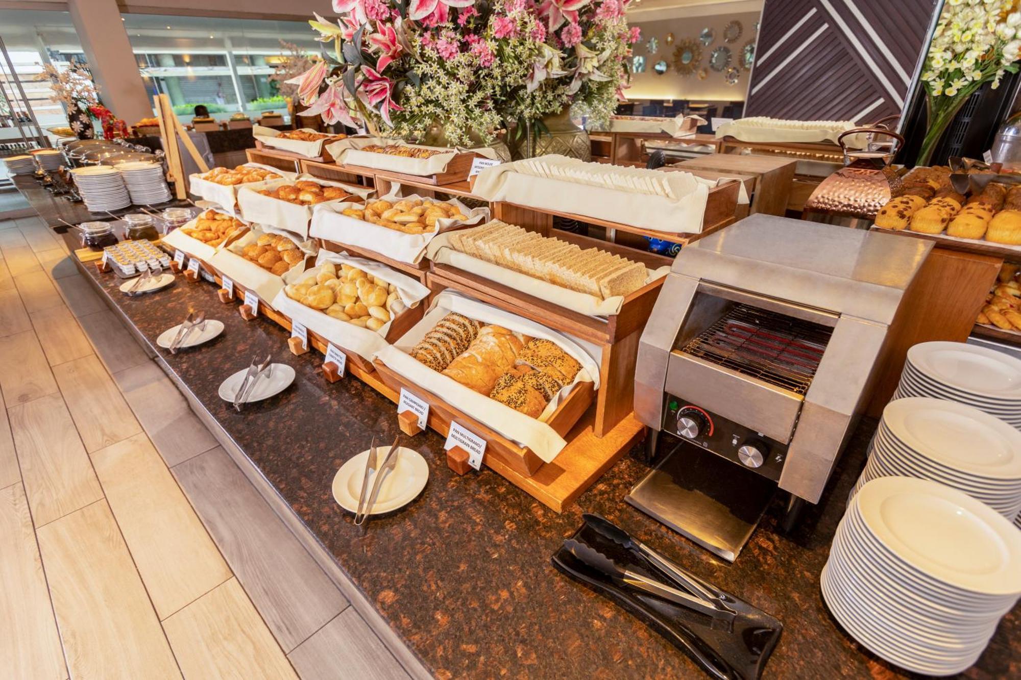 米拉弗洛雷斯安迪纳高级酒店 利马 外观 照片 A buffet at a hotel