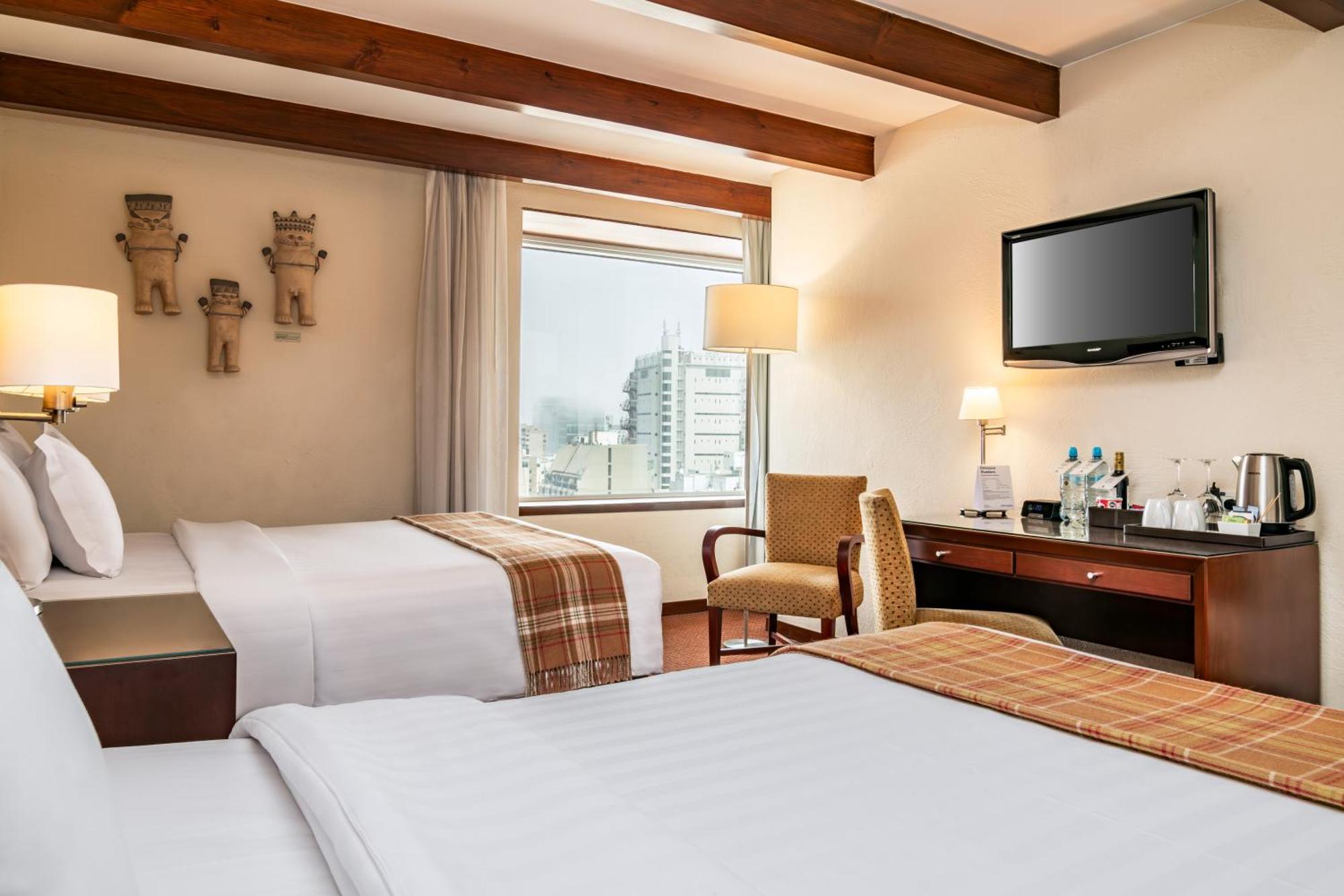 米拉弗洛雷斯安迪纳高级酒店 利马 外观 照片 A room at the hotel