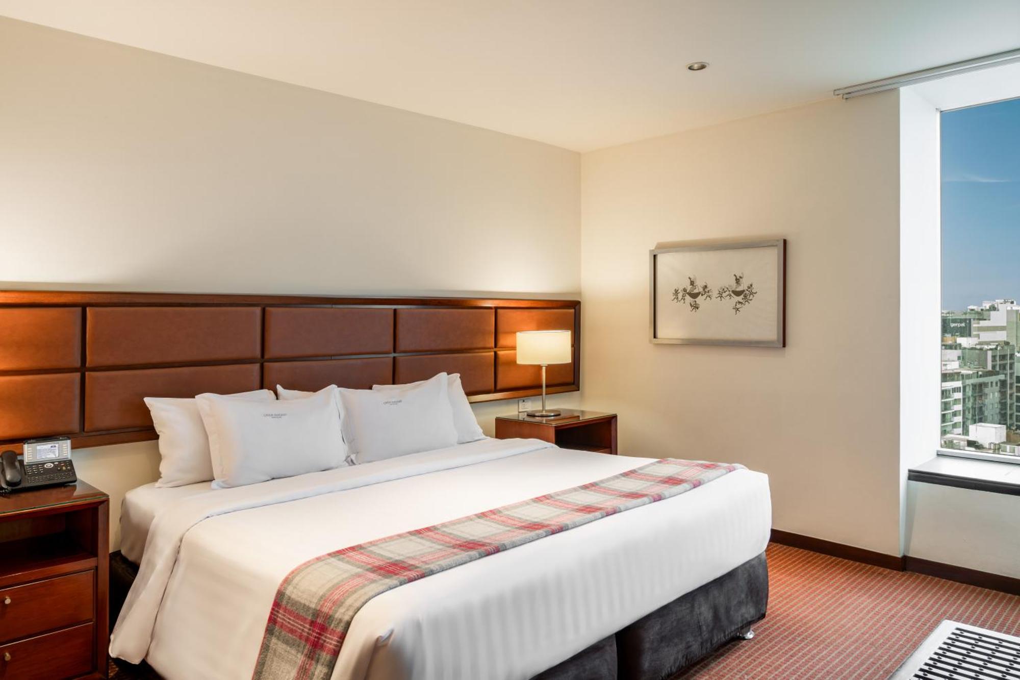 米拉弗洛雷斯安迪纳高级酒店 利马 外观 照片 A bedroom at the hotel