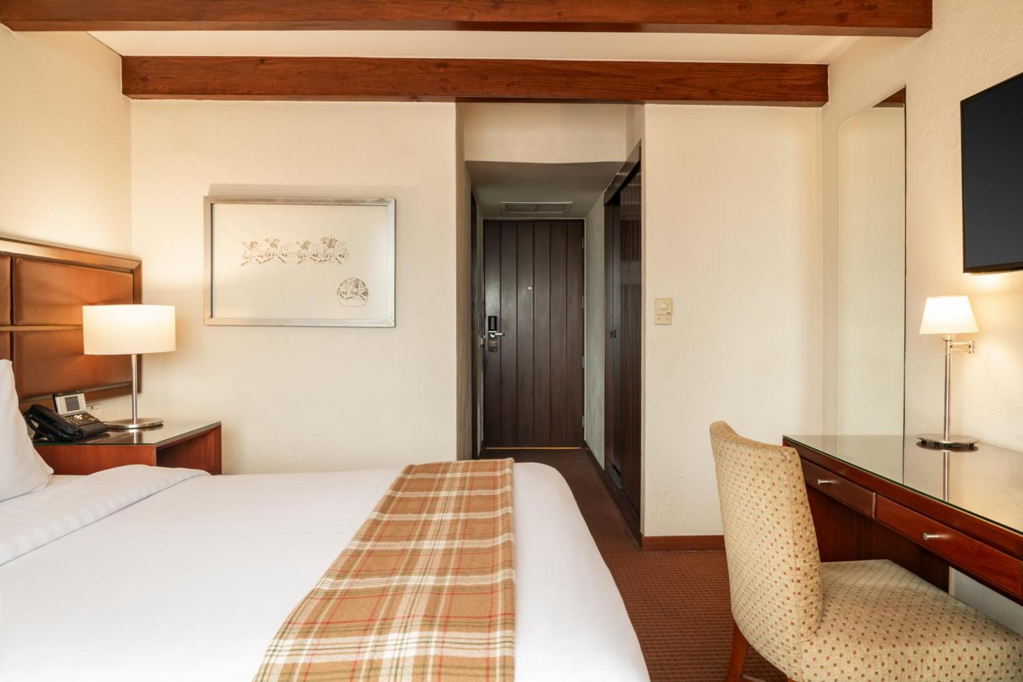 米拉弗洛雷斯安迪纳高级酒店 利马 外观 照片 A room at the hotel